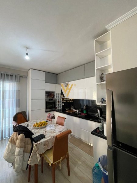 Tirane, shitet apartament 3+1+Ballkon Kati 4, 131 m² 250.000 € (LAPRAKE)