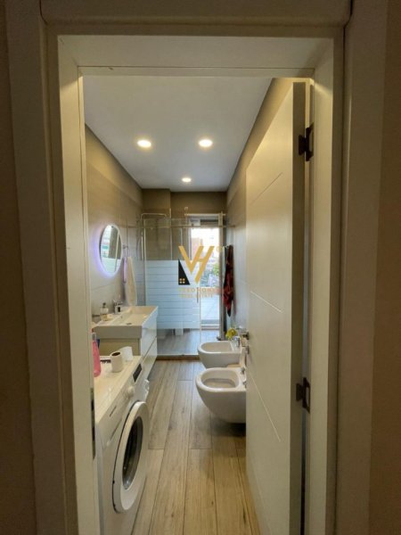 Tirane, shitet apartament 3+1+Ballkon Kati 4, 131 m² 250.000 € (LAPRAKE)