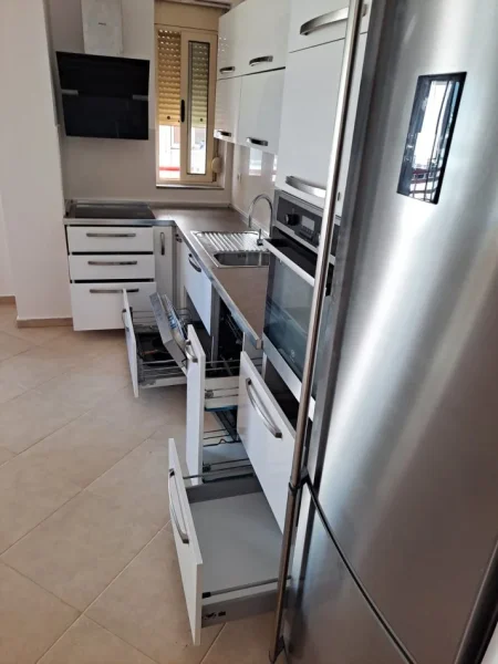 Tirane, jepet me qera apartament 2+1+Ballkon Kati 4, 110 m² 850 € (Liqeni i thate , rruga peti)