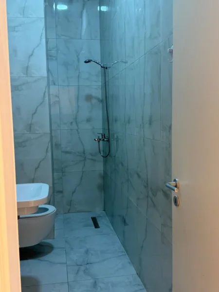 Tirane, jepet me qera apartament 1+1 Kati 1, 50 m² 500 € (Kompleksi Kontakte)