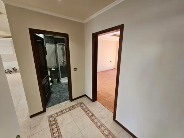 Tirane, shitet apartament 3+1+Ballkon Kati 2, 142 m² 350.000 € (Bllok)