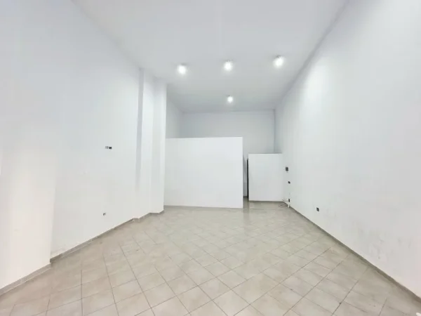 Tirane, jepet me qera ambjent biznesi Kati 0, 60 m² 750 € 