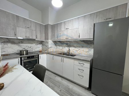 Tirane, jepet me qera apartament 2+1 Kati 2, 100 m² 700 € 