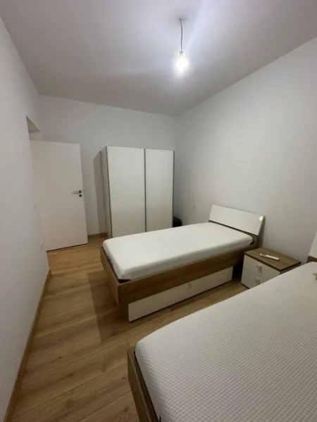 Tirane, jepet me qera apartament 2+1 Kati 3, 700 € 