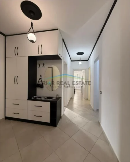 Tirane, jepet me qera apartament 2+1+2+Garazh Kati 2, 110 m² 800 € (Liqeni i thate)