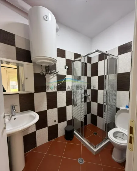 Tirane, jepet me qera apartament 2+1+2+Garazh Kati 2, 110 m² 800 € (Liqeni i thate)