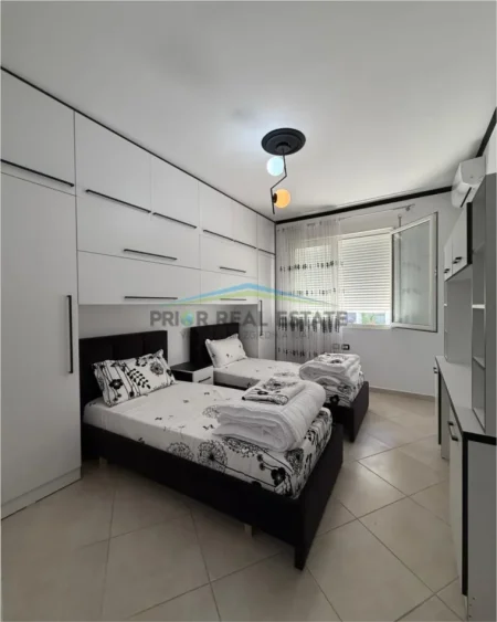 Tirane, jepet me qera apartament 2+1+2+Garazh Kati 2, 110 m² 800 € (Liqeni i thate)