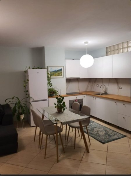 Tirane, jepet me qera apartament 1+1+Ballkon Kati 6, 91 m² 600 € (Rr.Mihal Grameno, 10 min nga Liceu Artistik)