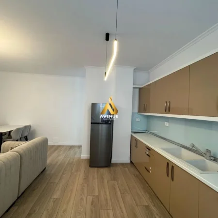 Tirane, jepet me qera apartament 2+1+Ballkon Kati 2, 85 m² 800 € (kodra e diellit 1)