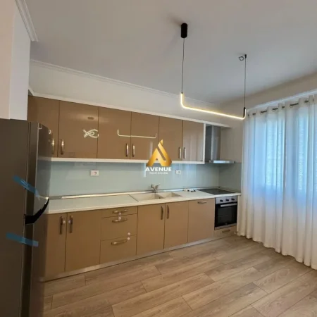 Tirane, jepet me qera apartament 2+1+Ballkon Kati 2, 85 m² 800 € (kodra e diellit 1)