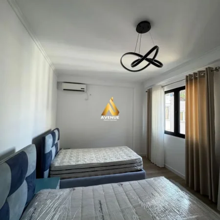 Tirane, jepet me qera apartament 2+1+Ballkon Kati 2, 85 m² 800 € (kodra e diellit 1)