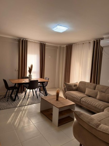 Tirane, jepet me qera apartament 2+1 Kati 5, 800 € 