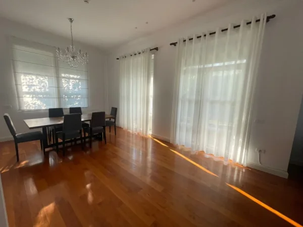 Tirane, jepet me qera Vile 3 Katshe , 335 m² 4.300 € (Rezidenca Rolling Hills,TEG)