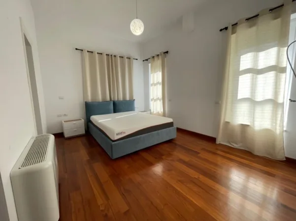 Tirane, jepet me qera Vile 3 Katshe , 335 m² 4.300 € (Rezidenca Rolling Hills,TEG)