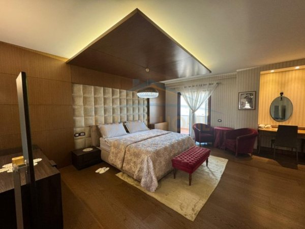 Tirane, jepet me qera apartament+verande | Penthouse 2+1 Kati 8, 241 m² 2.000 € 