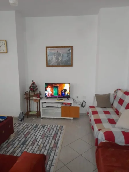 Tirane, jepet me qera apartament 1+1 Kati 2, 60 m² 400 € (fresku)