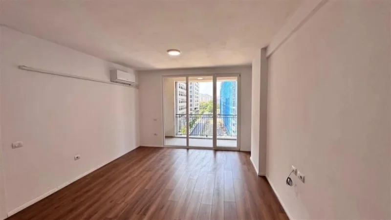 Tirane, jepet me qera ambjent biznesi Kati 4, 125 m² 700 € (FUSHA E AVIACIONIT)