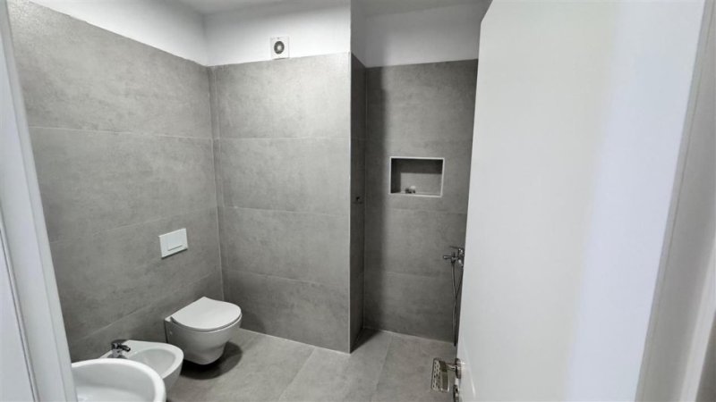 Tirane, jepet me qera ambjent biznesi Kati 4, 125 m² 700 € (FUSHA E AVIACIONIT)