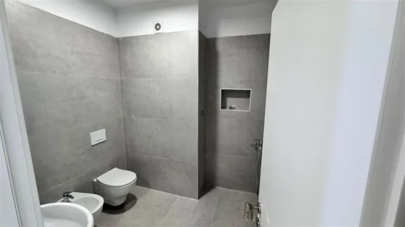 Tirane, jepet me qera ambjent biznesi Kati 4, 125 m² 700 € (FUSHA E AVIACIONIT)