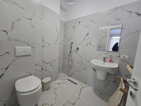 Tirane, jepet me qera apartament 2+1 Kati 4, 100 m² 650 € (astir)