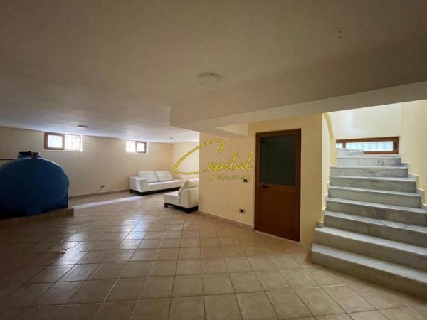 Tirane, jepet me qera Vile 3 Katshe Kati 4, 254 m² 1.300 € (KODRA E PRIFTIT)