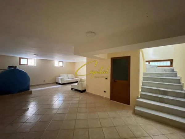 Tirane, jepet me qera Vile 3 Katshe Kati 4, 254 m² 1.300 € (KODRA E PRIFTIT)