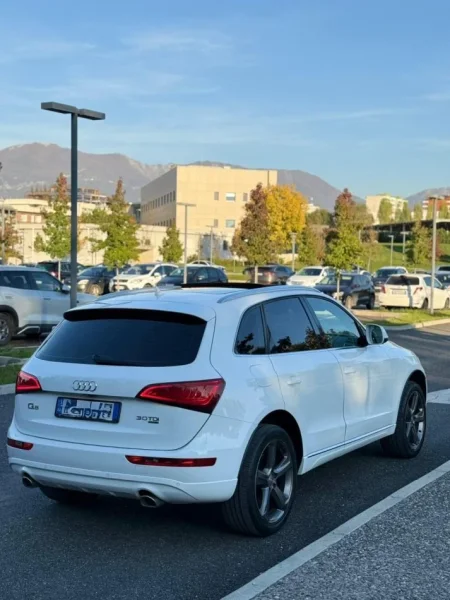 OKAZION Tirane, shes makine Audi Q5 Nafte, e bardhë automatik Kondicioner 220.000 km 12000 €