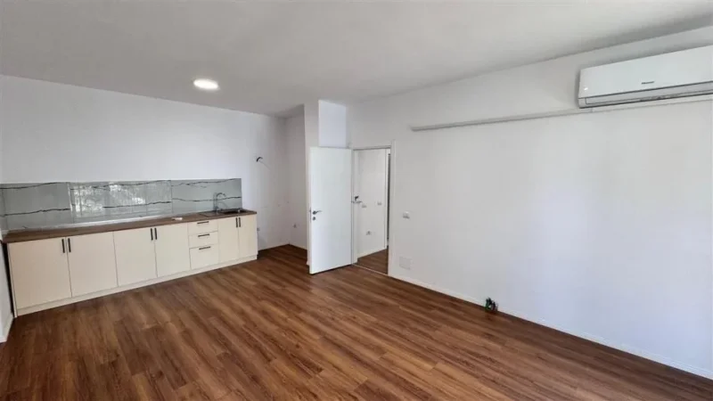 Tirane, jepet me qera apartament 2+1 Kati 4, 125 m² 700 € (FUSHA E AVIACIONIT)