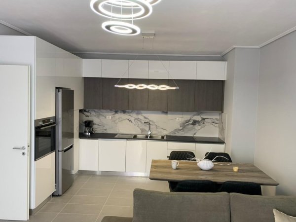 Tirane, jepet me qera apartament 2+1 Kati 3, 100 m² 600 € (liqeni thate)