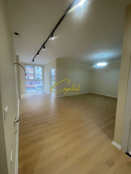 Tirane, jepet me qera zyre Kati 3, 100 m² 550 € (ASTIR)