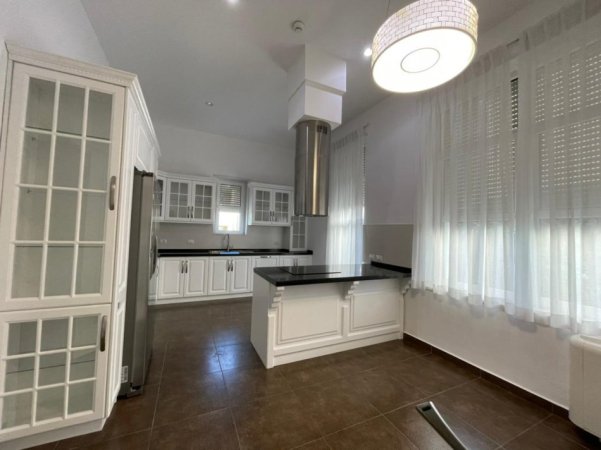 Tirane, jepet me qera Vile 3 Katshe , 330 m² 5.300 € (TEG)