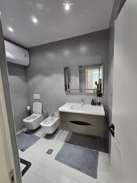 Tirane, jepet me qera apartament 2+1+Ballkon Kati 6, 120 m² 1.500 € (Bllok)