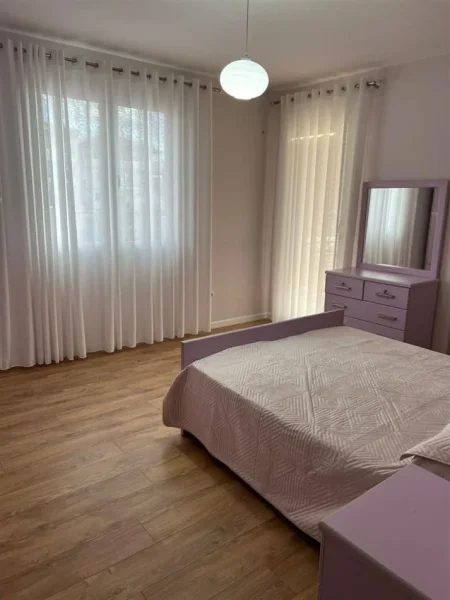 Tirane, jepet me qera apartament 2+1 Kati 2, 90 m² 800 € (Qytet Studenti)