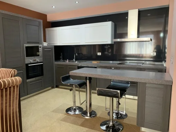 Tirane, jepet me qera apartament 3+1+Ballkon Kati 4, 130 m² 800 € (ZOGU I ZI)