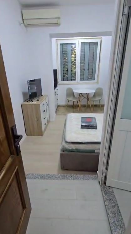 Jepet me Qera Garsoniere e Rikonstruktuar Ne Myslym Shyr, Kati 2, 20 m² 380 €URO