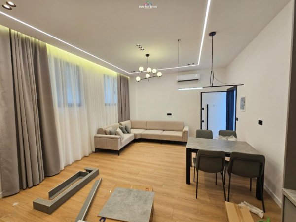Tirane, jepet me qera apartament 1+1+Ballkon Kati 1, 70 m² 800 € (kodra e diellit)