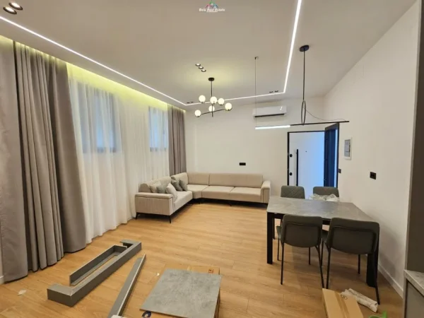 Tirane, jepet me qera apartament 1+1+Ballkon Kati 1, 70 m² 800 € (kodra e diellit)