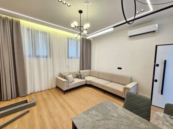 Tirane, jepet me qera apartament 1+1+Ballkon Kati 1, 70 m² 800 € (kodra e diellit)