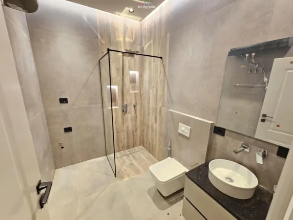 Tirane, jepet me qera apartament 1+1+Ballkon Kati 1, 70 m² 800 € (kodra e diellit)