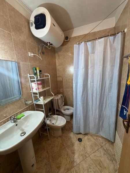 Tirane, jepet me qera apartament 2+1+Aneks+Ballkon Kati 4, 130 m² 700 € (21 dhjetori prane supermarket joena)