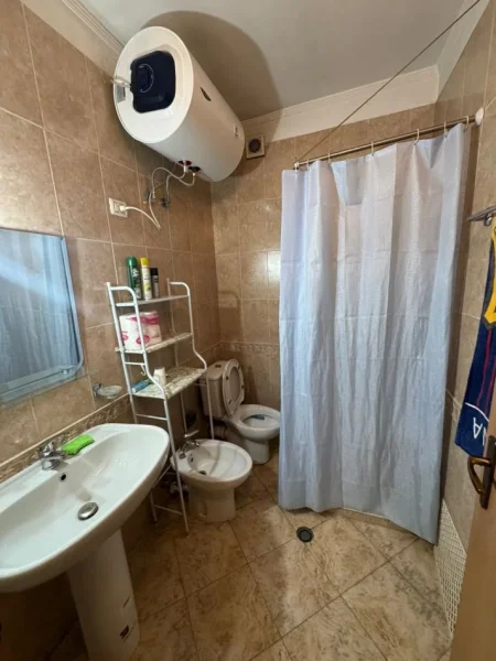 Tirane, jepet me qera apartament 2+1+Aneks+Ballkon Kati 4, 130 m² 700 € (21 dhjetori prane supermarket joena)