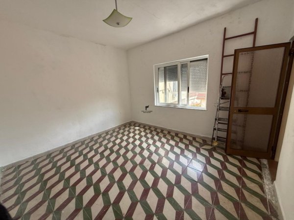 Tirane, shitet apartament 2+1 Kati 4, 72 m² 125.000 € (SHKOLLA E KUQE)
