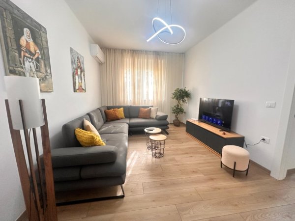 Tirane, jepet me qera apartament 2+1 Kati 2, 95 m² 950 € (Pranë Kafe Flora)