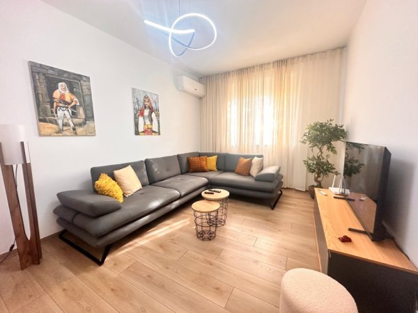 Tirane, jepet me qera apartament 2+1 Kati 2, 95 m² 950 € (Pranë Kafe Flora)