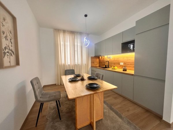 Tirane, jepet me qera apartament 2+1 Kati 2, 95 m² 950 € (Pranë Kafe Flora)