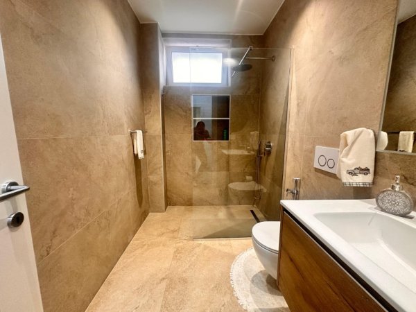 Tirane, jepet me qera apartament 2+1 Kati 2, 95 m² 950 € (Pranë Kafe Flora)