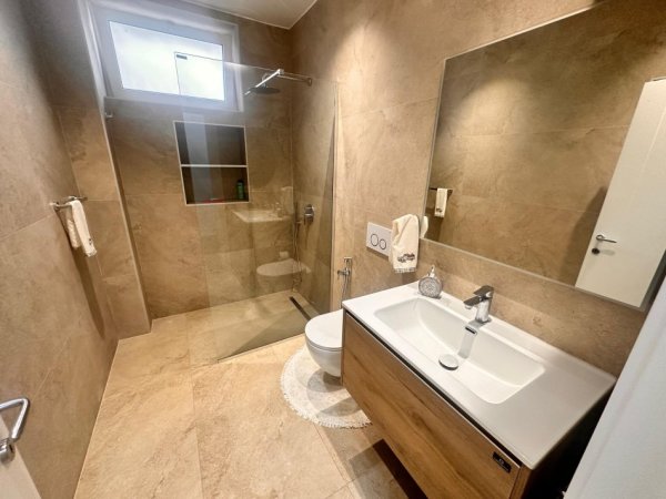 Tirane, jepet me qera apartament 2+1 Kati 2, 95 m² 950 € (Pranë Kafe Flora)