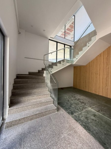 Tirane, jepet me qera ambjent biznesi , 400 m² 2.600 € (Autostrada Tiranë–Durrës)