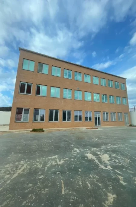 Tirane, jepet me qera magazine Kati 0, 600 m² 2.400 € (VAQARR)