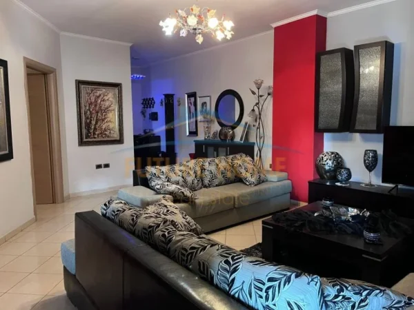 Tirane, jepet me qera apartament 2+1 Kati 4, 90 m² 700 € (Rruga e Barrikades)